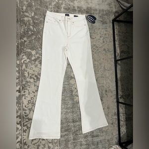 White jeans, scoop. Size 10, new with tags.